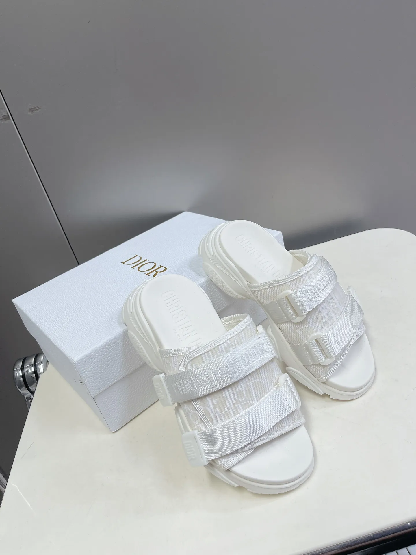👟👟Ex-factory price 440👟👟Women's shoes Women's clothing Women's shoes Women's clothing Dior Dior classic sandals series Brand new color series Highest version on the market Original replica One-to-one material customization Design concept Sandals and sports shoe elements combination ✔️The style is very fashionable, versatile and increases height. Two Velcro straps on the upper can adjust the tightness! Original special technical fabric T👟👟Ex-factory price U➕👟👟Ex-factory price U Foam outsole Size number: 35-41